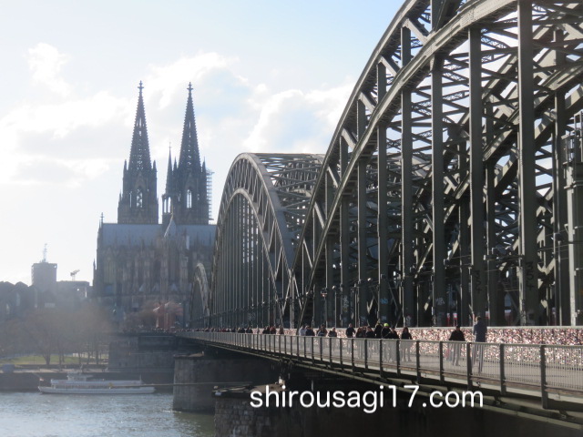 ケルン中央駅の周辺を観光する 大聖堂 ホーエンツォレルン橋 フィルハーモニー うさぎのドイツとドイツ語講座